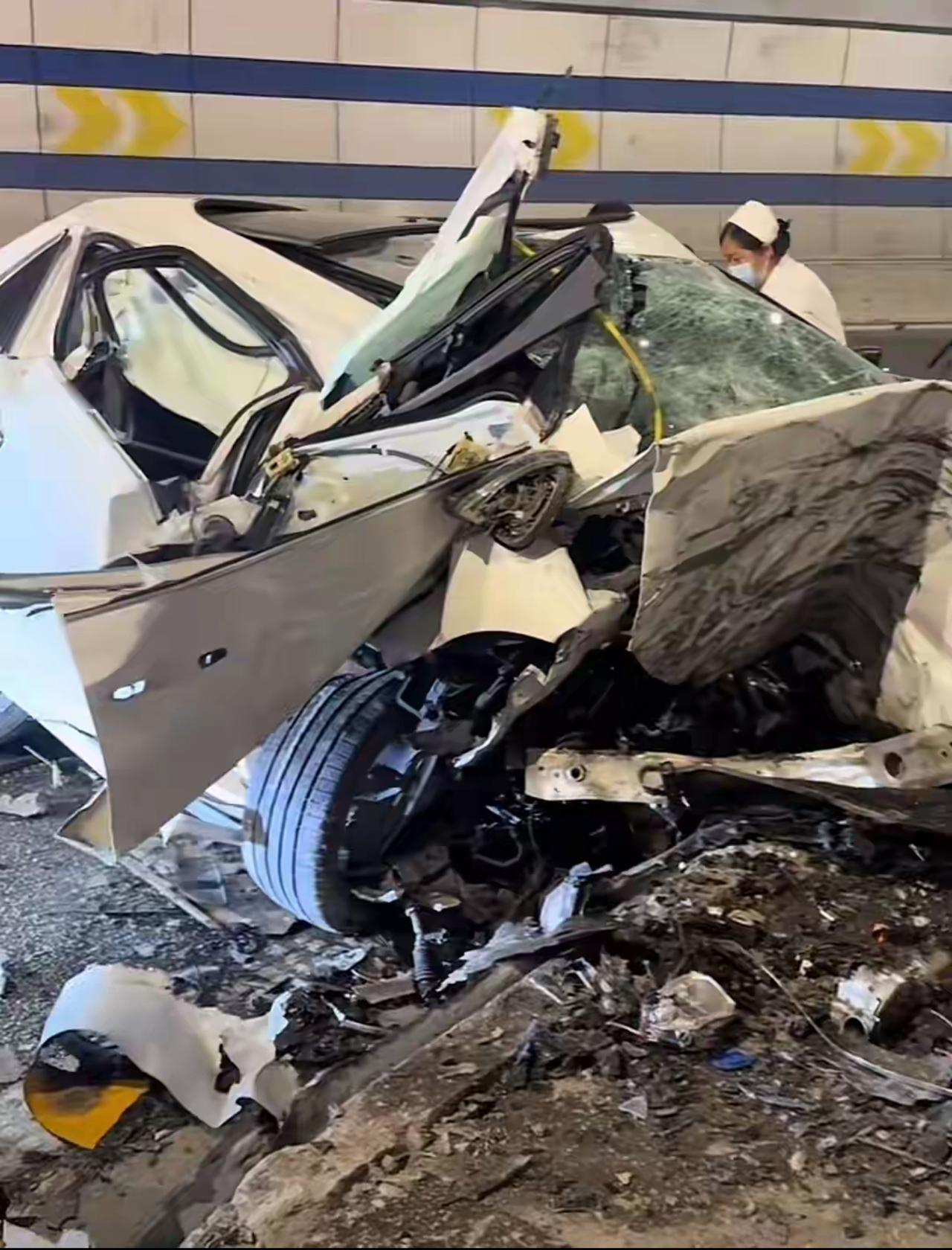 郴州小伙骑摩托于广西遭遇前方严重车祸，在高速车流中独自摆放300米雪花桶，获百万