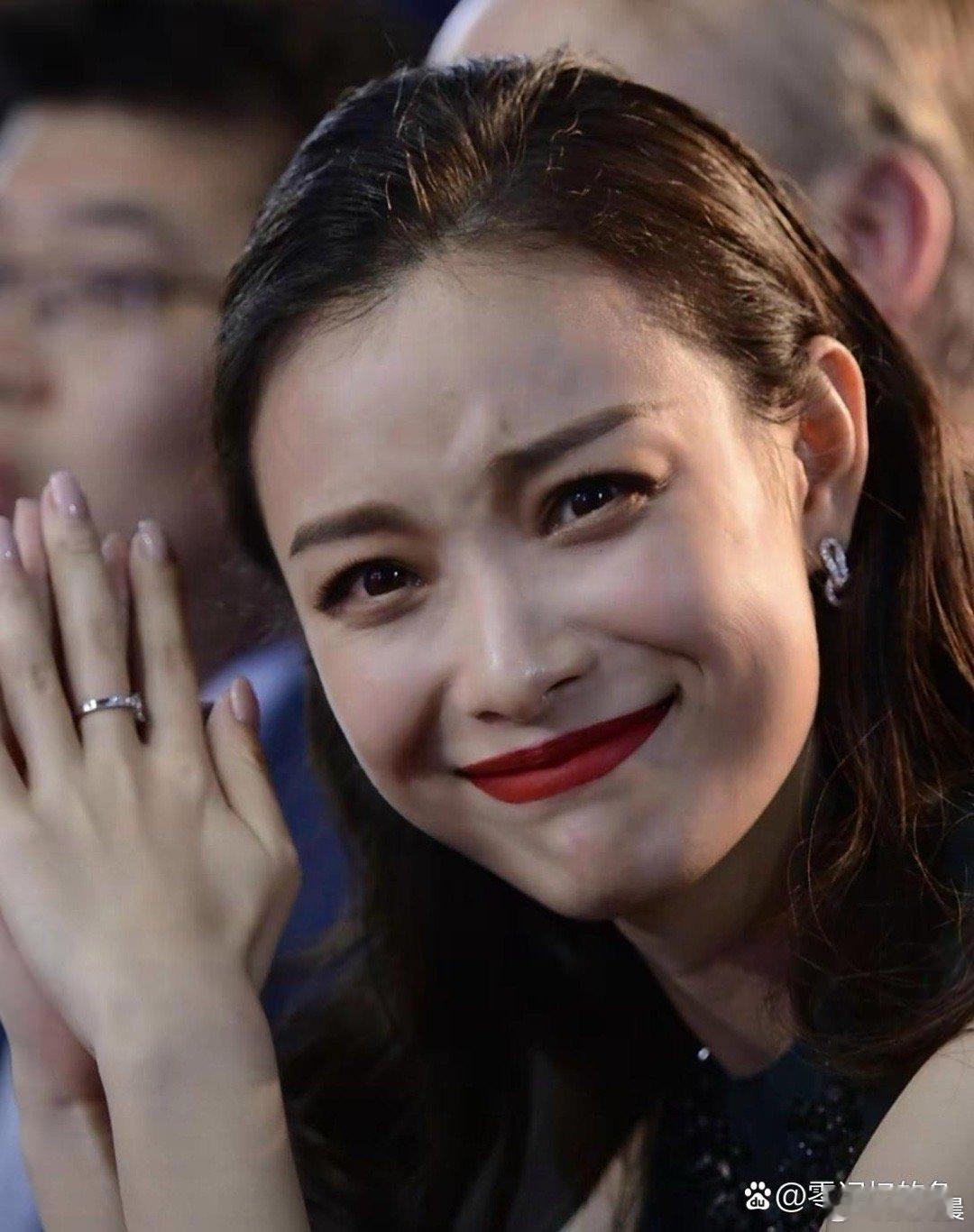 倪妮这生图状态简直绝了！高清镜头下皮肤紧致零瑕疵，颜值超能打，完全不需要精修，这