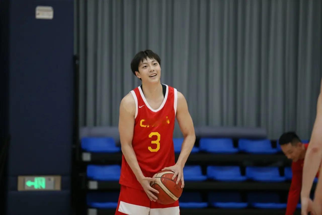 为了备战下个月底的两场世界杯预选赛，郭士强召回了胡明轩，在7月27日晚上击败喀麦