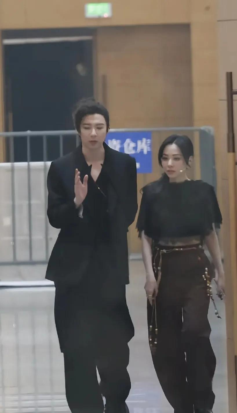 就这，不红没天理啊！跟张靓颖同行，那一侧的手臂放在背后，避免触碰，避免尴尬，