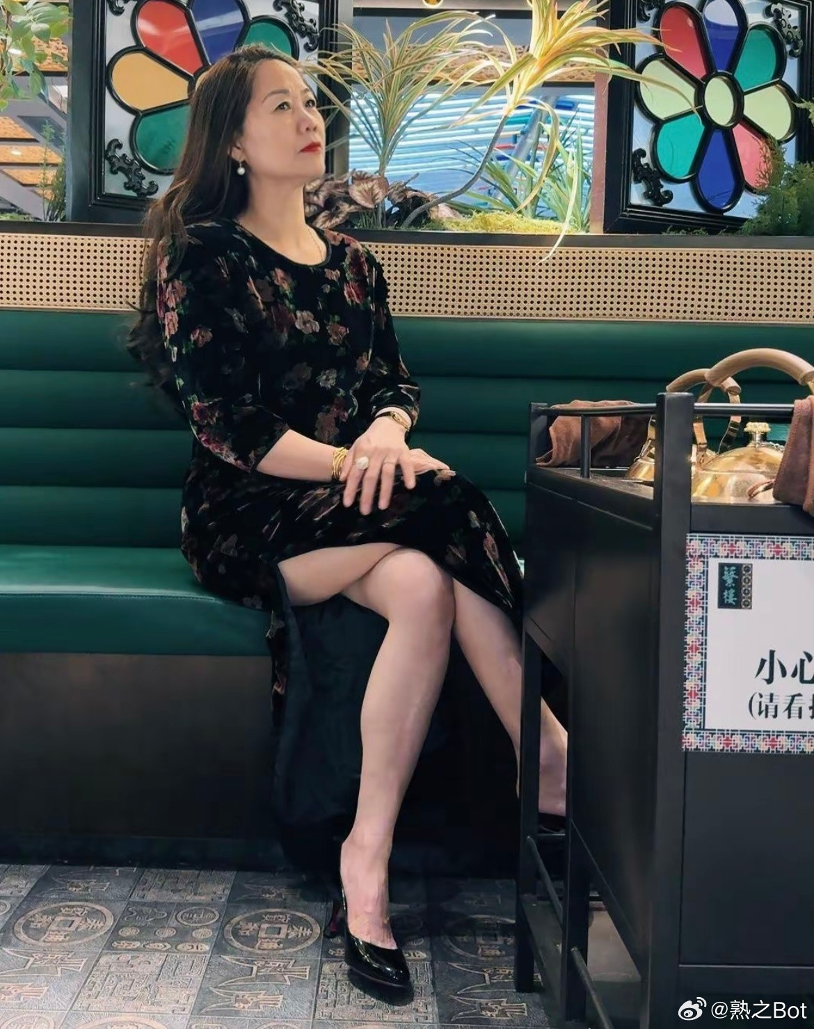 网友发来丈母娘旗袍高跟