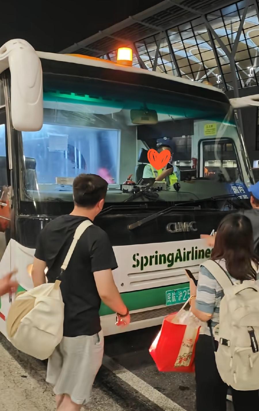 上海春秋航空摆渡车不开空调，乘客下车后围着司机骂，驾驶室有空调，玻璃上都起雾了，