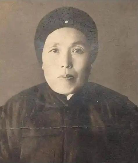 1891年，16岁的张作霖落难乞讨，孙寡妇看中了他，解开衣扣，掏出一块腰牌给