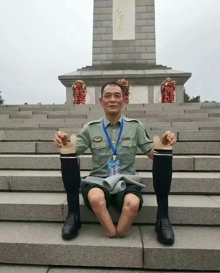 如果你刚好刷到，恳请停留一秒钟，致敬中国军人[玫瑰]​​​