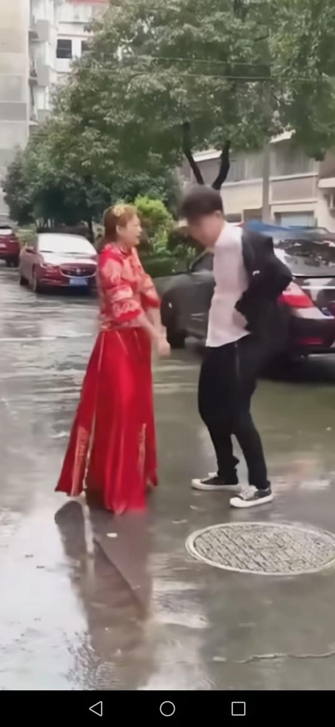 新娘冒着大雨独自跑到新郎家：这一次，她自己做了主！说真的，我写完这件事的时候
