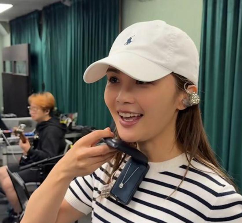 蔡卓妍婚后首现身，手戴婚戒一脸幸福，阿娇也在送了54万结婚礼物娱乐