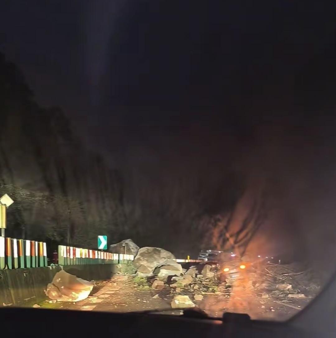 11月6日，银昆高速（水富市境内复兴路段）发生山体落石，昆明至重庆方向中断！