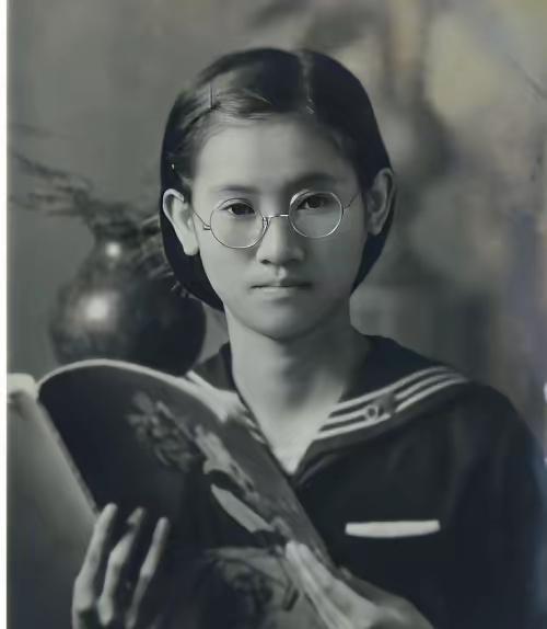 1956年，国民党员丁窈窕押赴刑场时，给她拍下了这张照片，她不是战斗英雄，被捕只