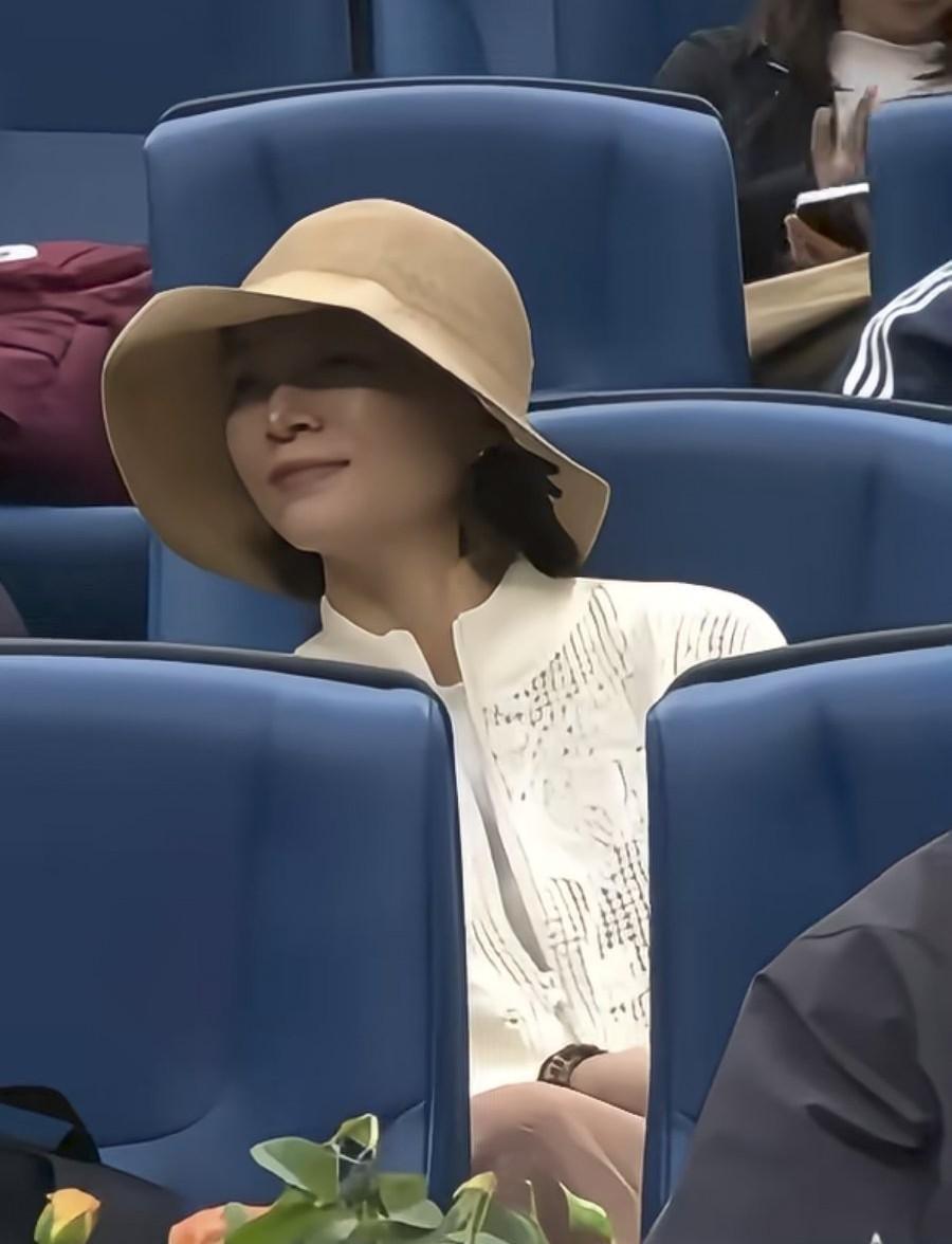 10月3日，有网友拍到了董卿在北京2026中网看郑钦文的比赛，她戴了渔夫帽，上身