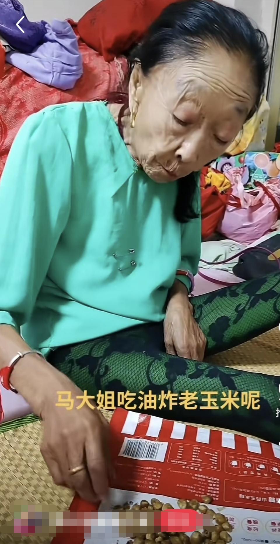 这么大岁数了，87岁！油炸老玉米吃得津津有味。牙口是真好！谁能比得上呢？我邻