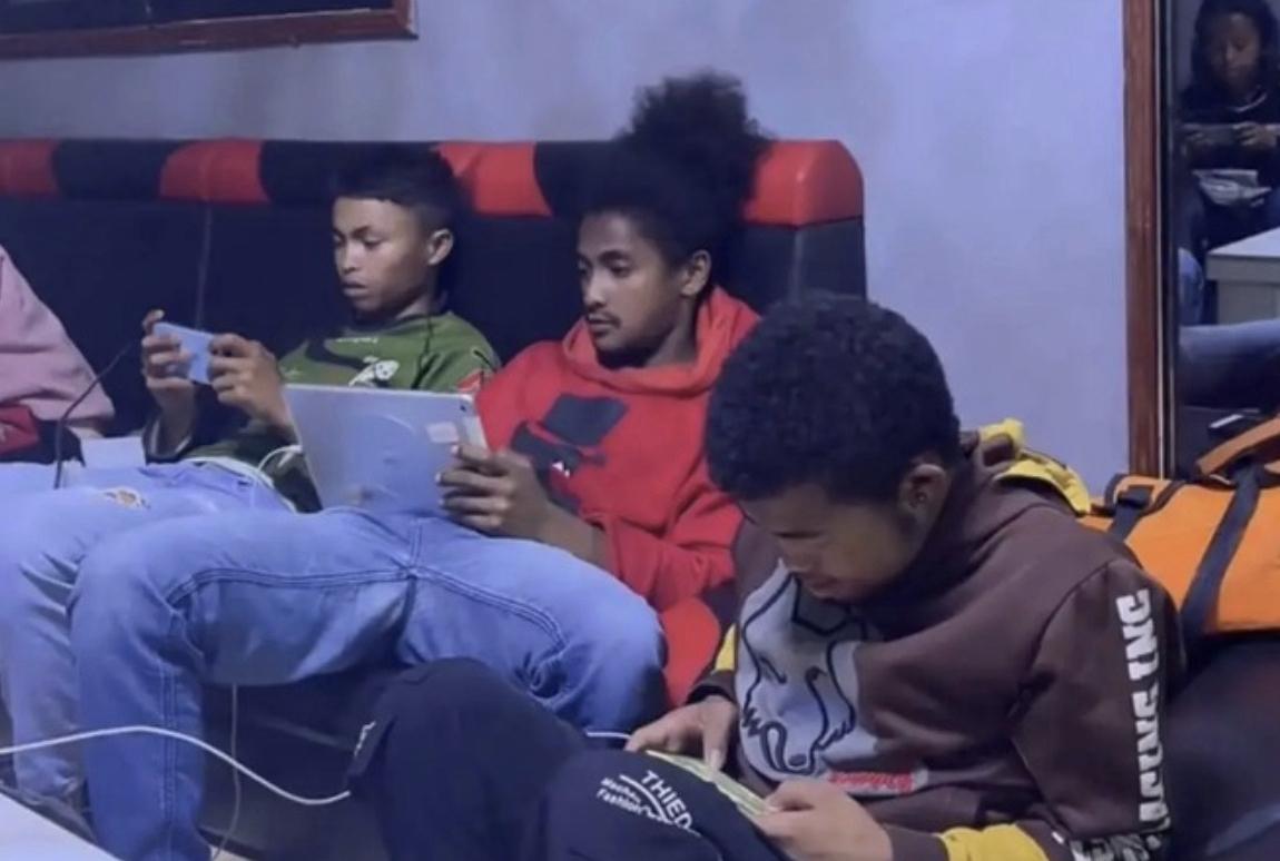 最近，一位36岁的中国男子在非洲马达加斯加开的“手机网吧”火了。这位吴先生来当地