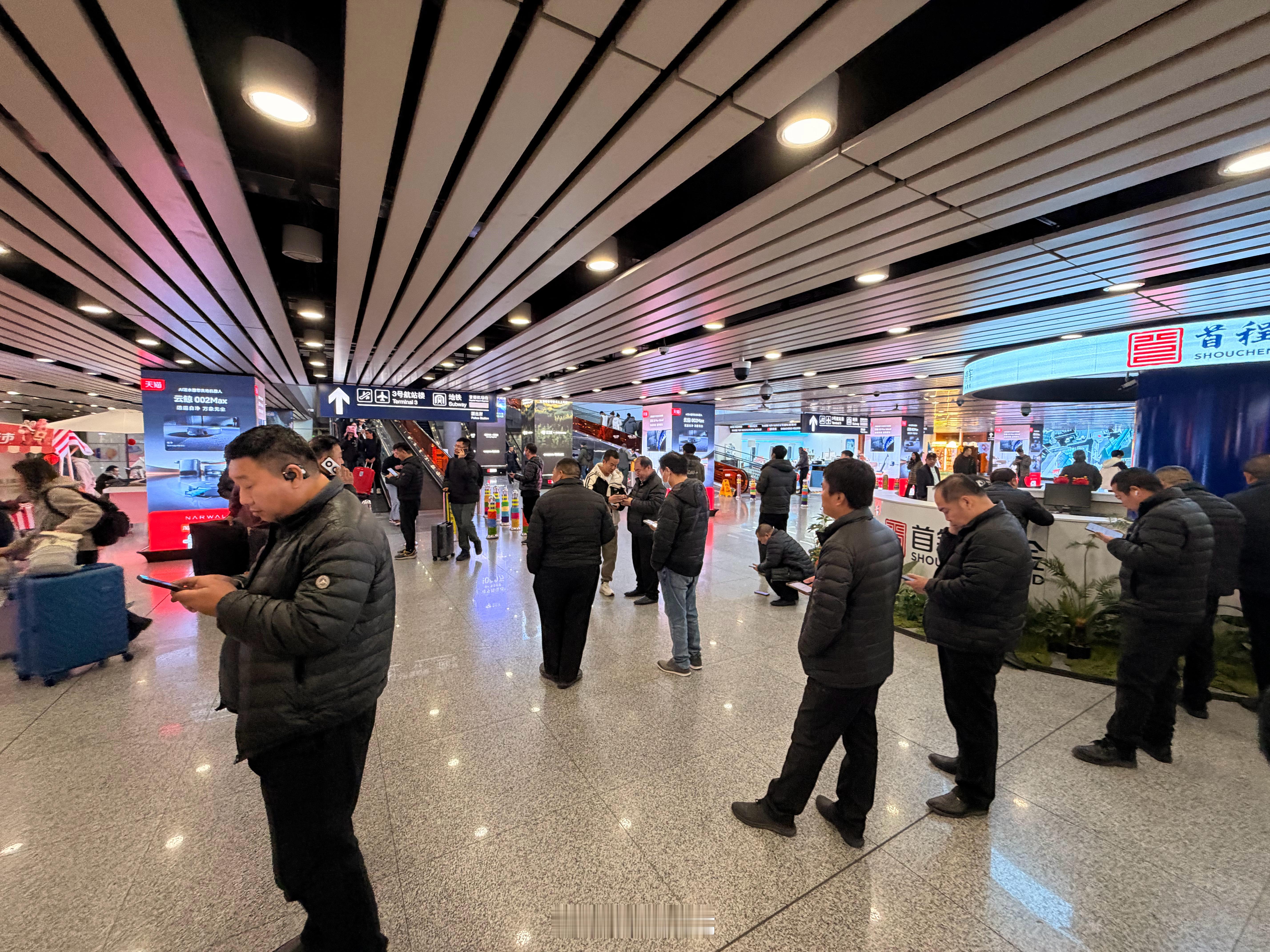 突然发现，专车司机师傅的羽绒服是不是标配的？咋感觉都是这黑色短款！