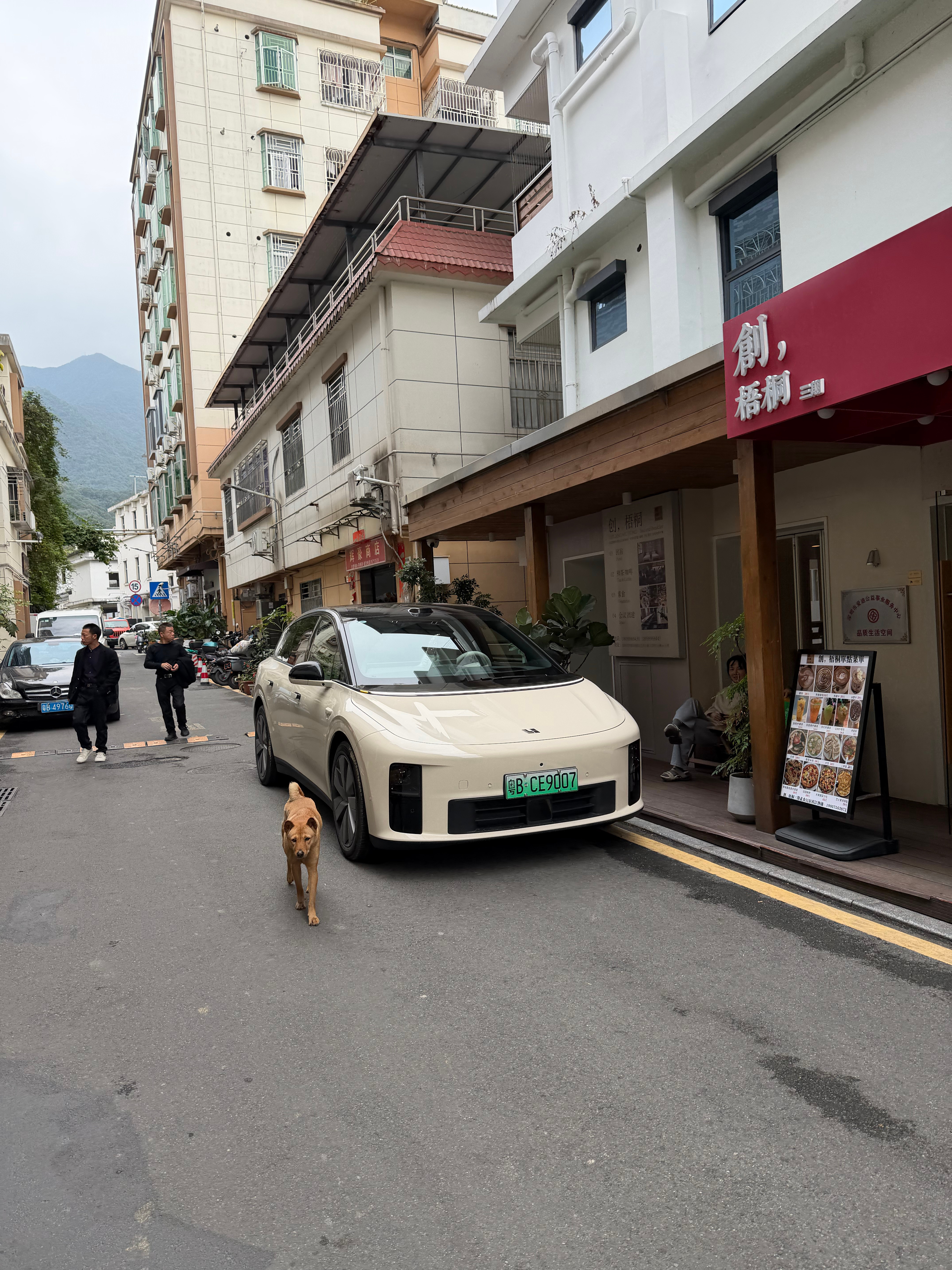 i6真好看，还是小姐姐开的，品味非常不错，山里人换车越来越有意思了深圳