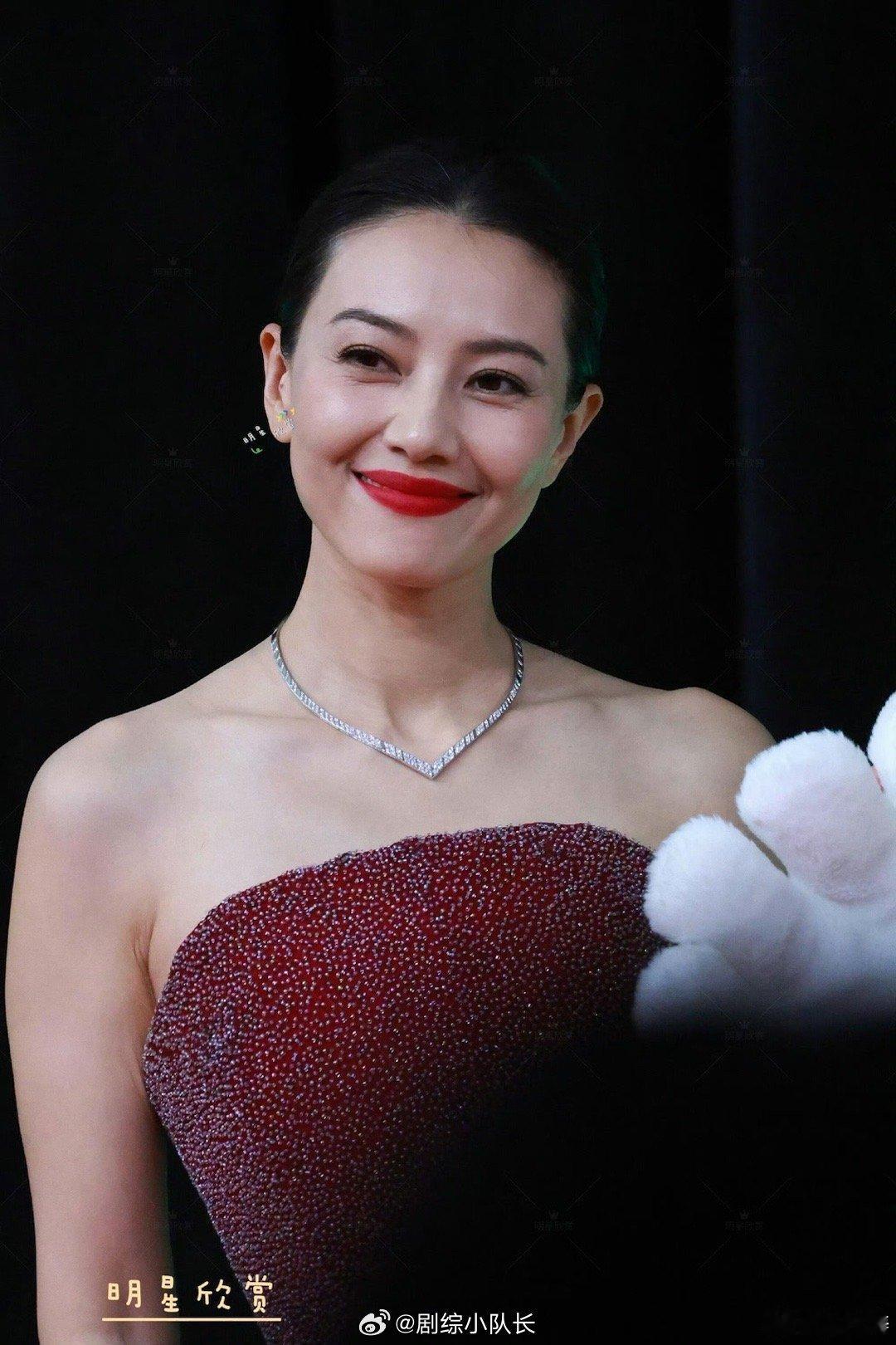 46岁高圆圆怼脸皮肤状态46岁？这状态说是“逆生长”都保守了！高圆圆皮肤紧致有