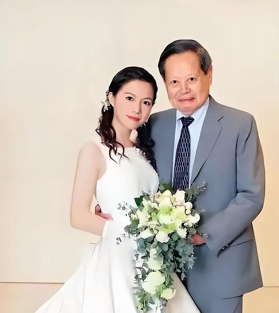 杨振宁和翁帆的结婚照，两个人虽然年纪差了很多，但看着好般配。当年他们的婚姻可以说