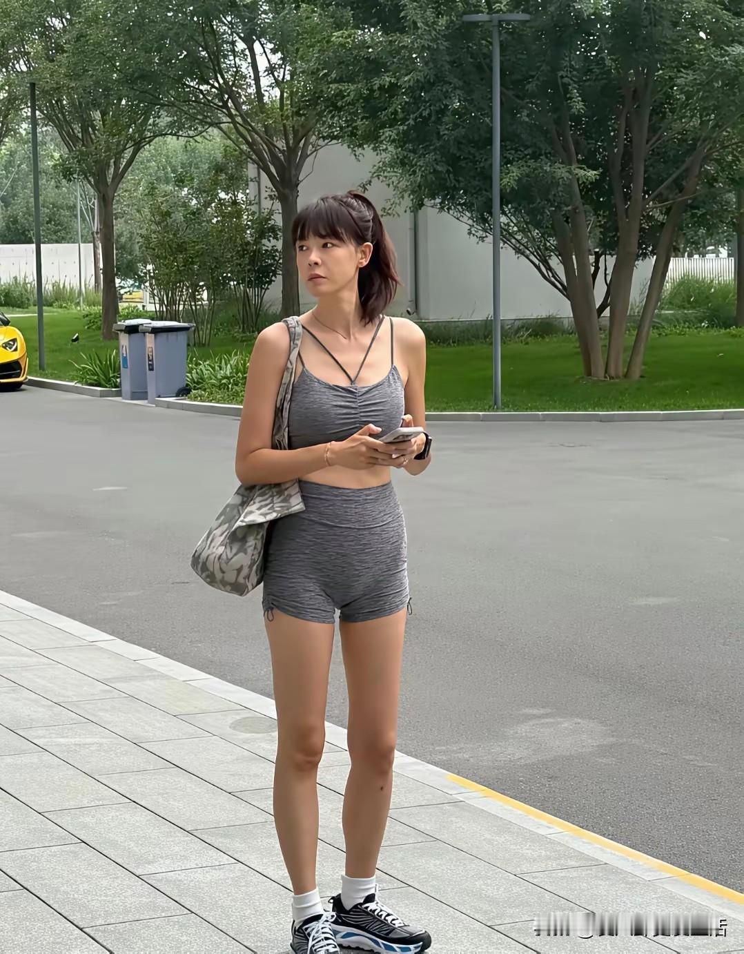 别喷，别喷，喷，就是你对。我就是个女的，我也不敢穿这样的衣服上街。我家的男人