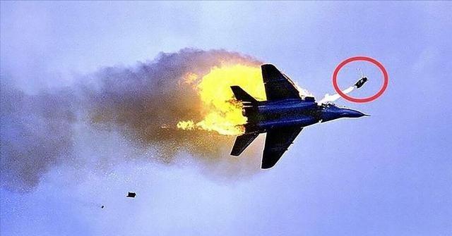 惊天警示！俄乌战场传来血的教训，我们最先进的歼20，绝不能再抱着火箭弹不放了，打