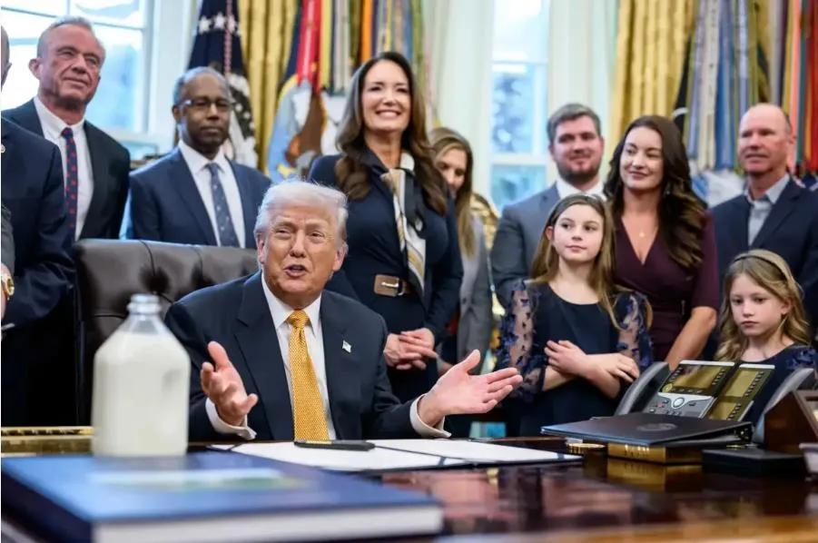 美国总统老特在“真实社交”上发帖称：“二十年来，北约一直告诫丹麦：‘你们必须消除