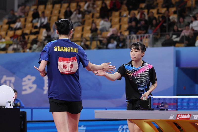 怎样评价陈熠的乒乓球实力？陈熠现在的实力在国乒新生代女队里绝对是第一梯队的水平，去年全锦赛女单一路杀