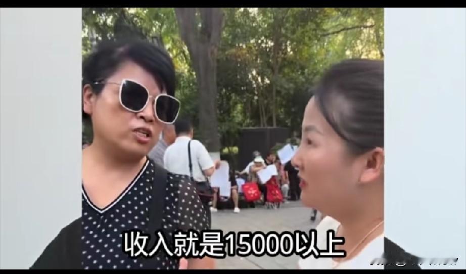 大龄剩女找不到对象真不怪别人，只能说活该！西安相亲角一母亲给女儿找对象，说女儿