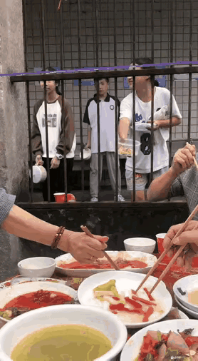 陌生人给的东西不能吃，自己主动要的可以[呲牙笑]