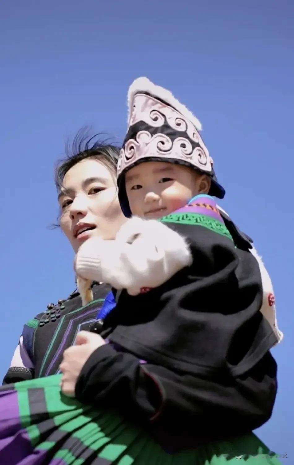 海哈金喜带女儿回大凉山过年，李亚鹏和夏夏依依不舍，他们虽然离婚了还是一家人，这就
