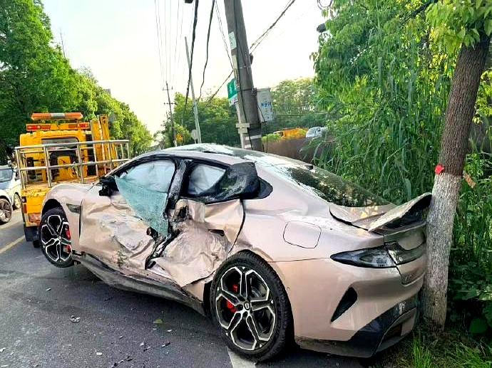 这一下撞得真不轻，谁看了都得捏把汗。小米SU7被大货车高速侧面顶上，位置正好怼