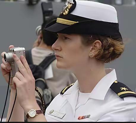 林肯号上的女兵到了泰国玩什么在海上漂浮286天，终于林肯号要在泰国湾休整5天了，男兵们三五成群的到芭