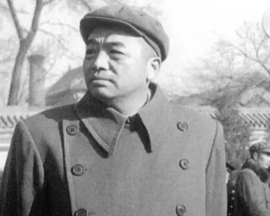彭德怀脾气火爆，说话耿直，很多高级将领都受过他的批评，就连资深功高的刘伯承，在关