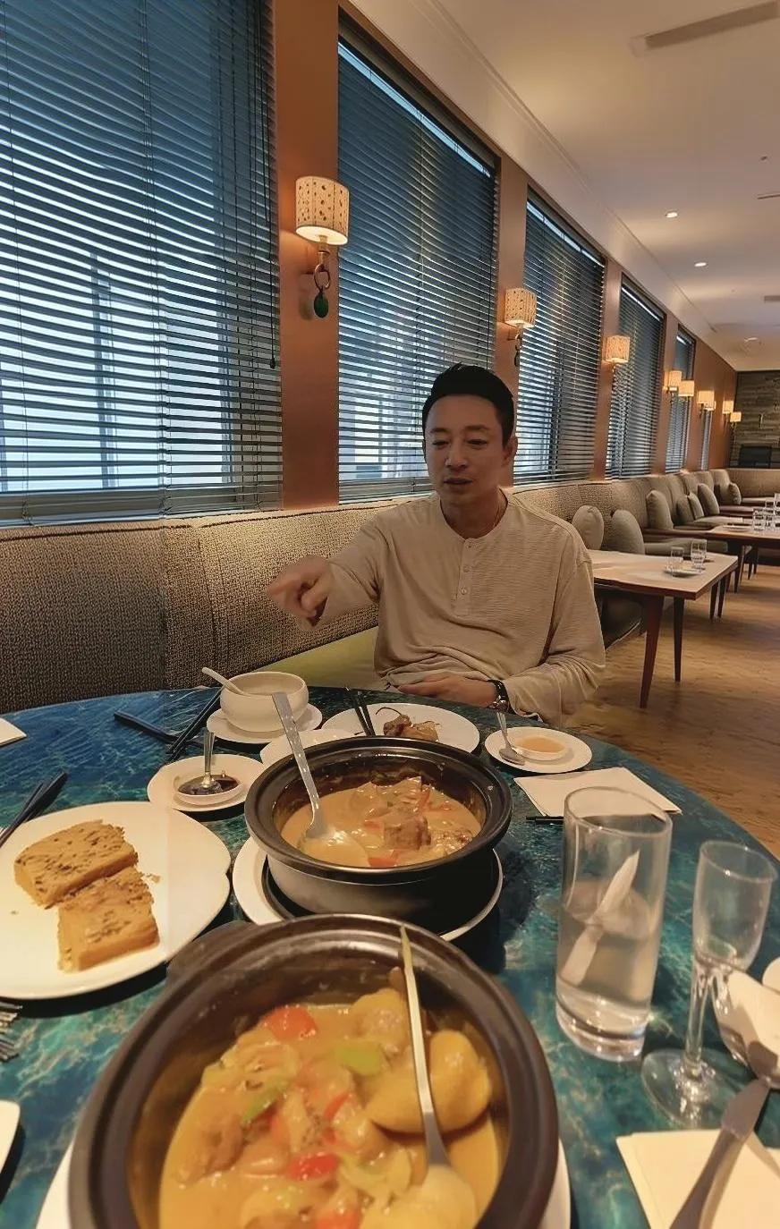 近日，小菲带箖箖和玥儿在香港游玩的一组照片传开了。画面里他牵着女儿护着儿子，在动
