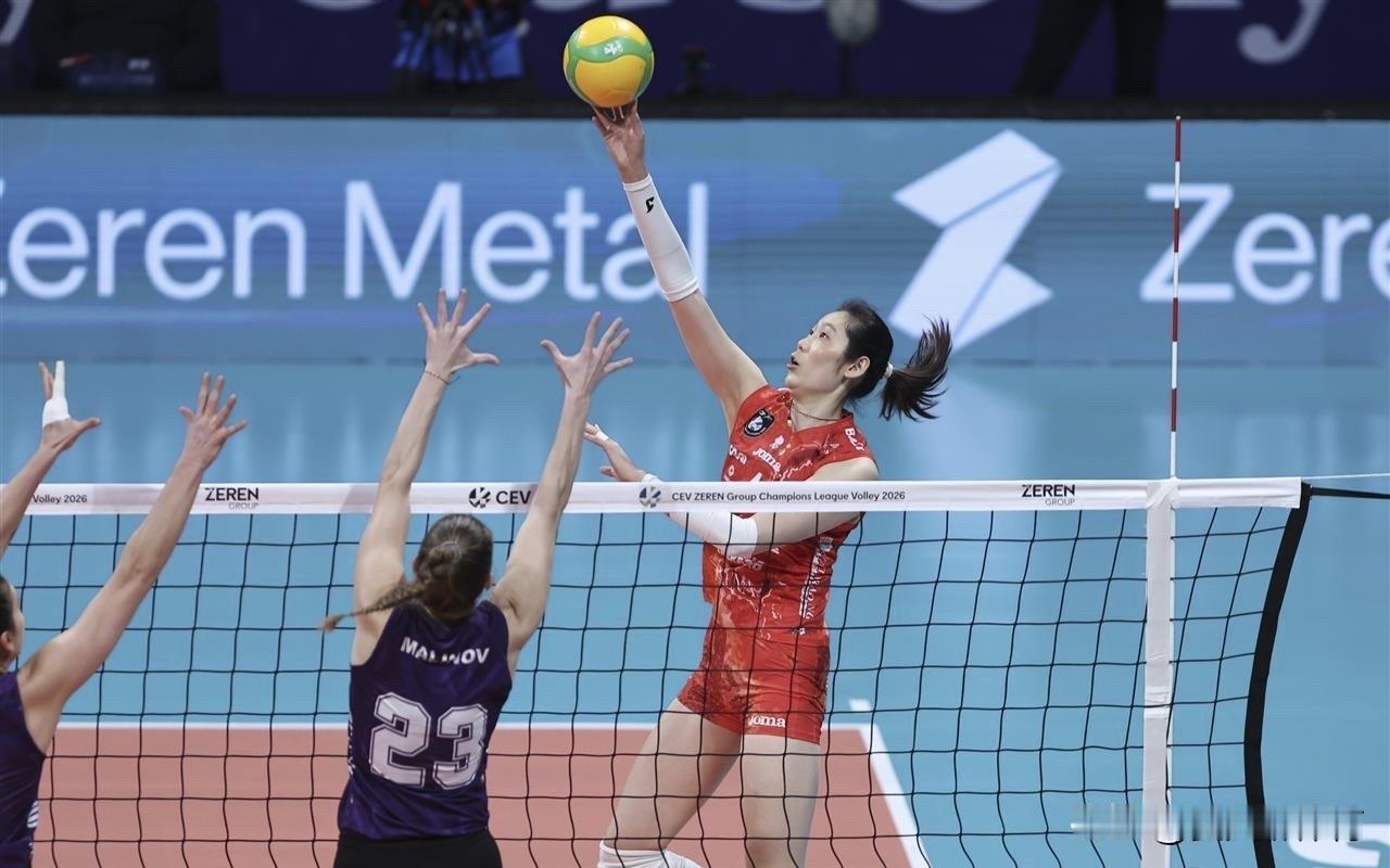 朱婷4天3场比赛连轴转，舟车劳顿，辛苦了！科内利亚诺的队员们脸上都是疲惫不堪，朱