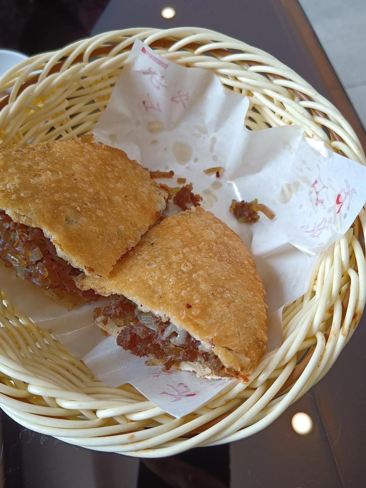 方中山胡辣汤，终于是喝到了。一个牛肉盒，一个油饼，两个鸡蛋，不到四十块钱，两碗