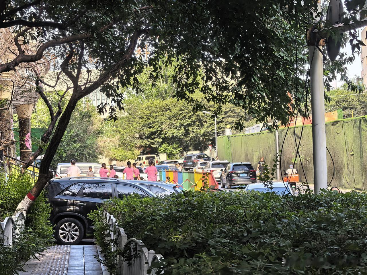 我就想不通，明明是一条路，咋就不让走了呢？这条路是每天上班必经的一条路，可这家幼