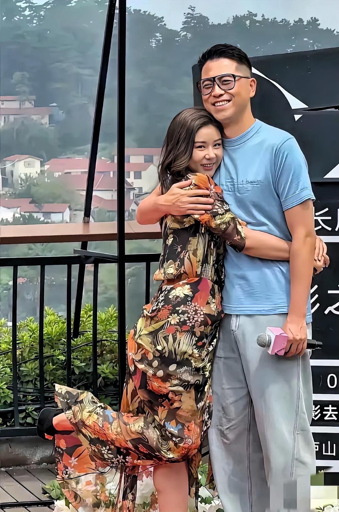 救命！王雷李小萌这张合照也太甜了吧✨俩人紧紧相拥，脸上的笑容藏都藏不住，李