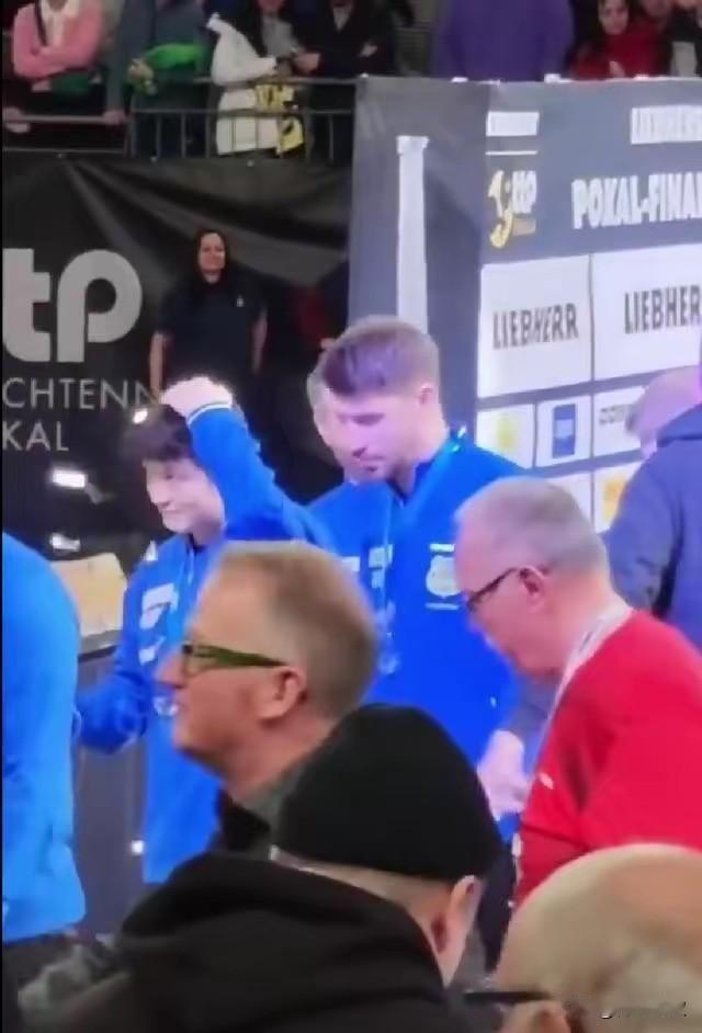 樊振东退场的时候，为何捂着头？因为东哥怕彩带弄坏了发型[呲牙笑]这次去德国打