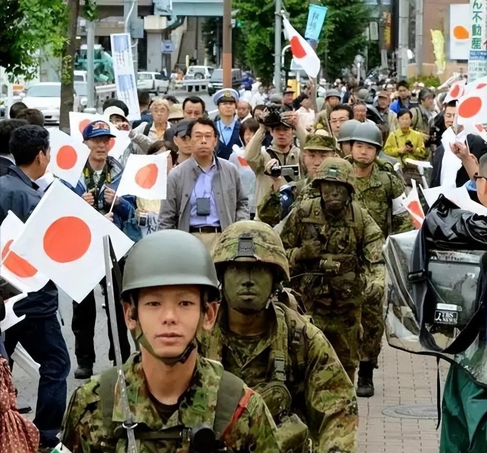 🌞日本现在是不是在备战？直接说答案，很有可能。现在日本的国运衰落速度快得惊