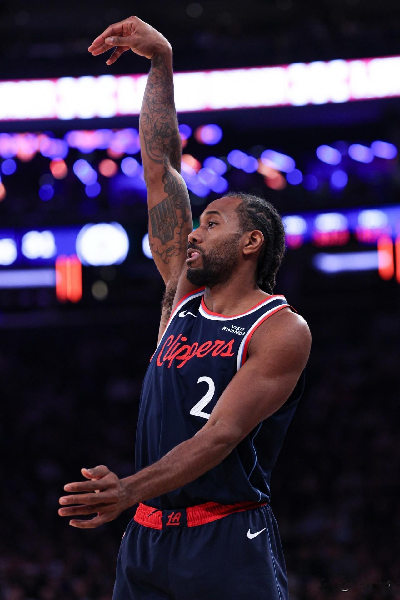 无敌战神，莱昂纳德爆砍33分势不可挡!在今天快船与奇才的NBA常规赛中，莱昂