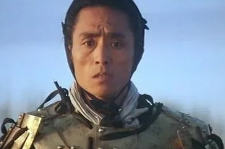1990年，程小东筹拍《古今大战秦俑情》续集，他对张艺谋说：“你来演，500W片