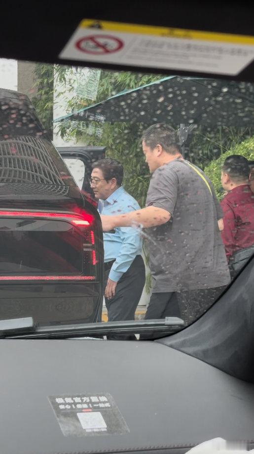 水均益北京排队充电被一眼认出水均益回兰州的出行小故事传开，尝美食试驾爱车一举两得