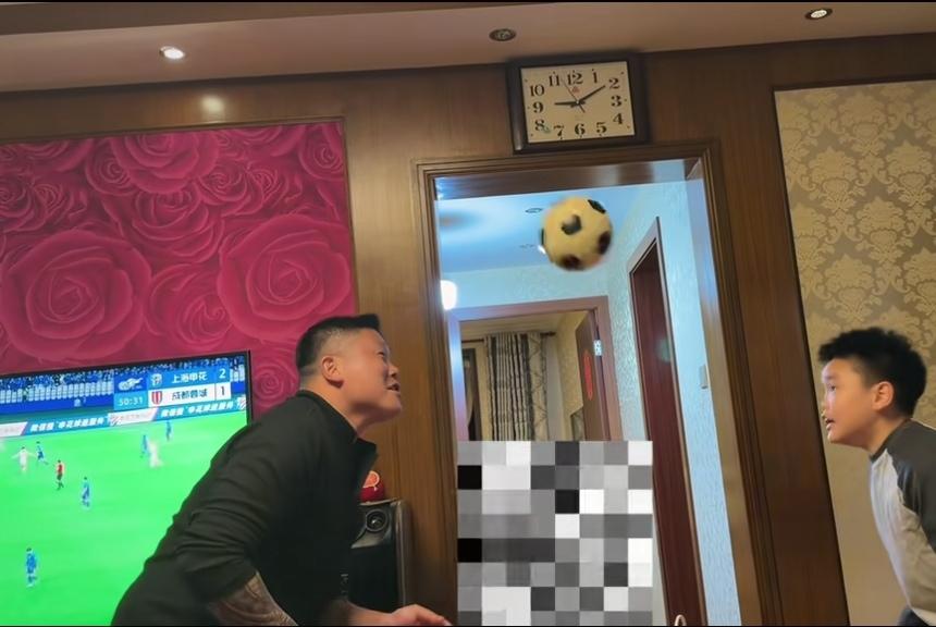 海港名宿蔡慧康也在观看申花比赛！未来会不会执教申花？边看边和孩子头顶球！五一假期