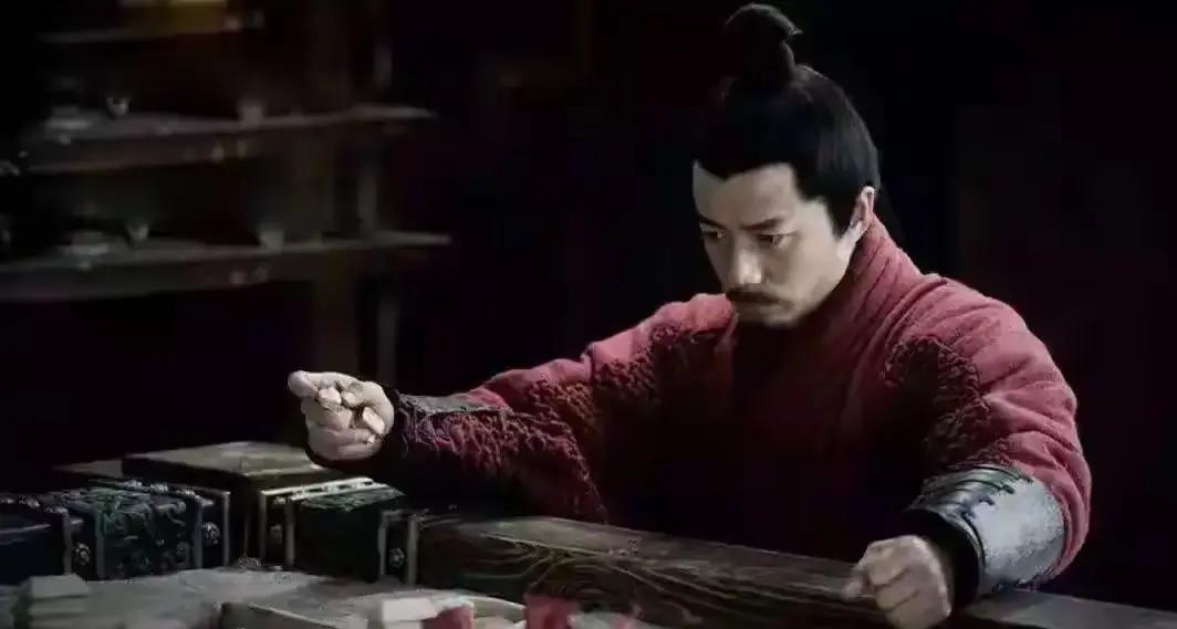 为什么韩信在功臣表中排名这么低？他把那份刚抄录好的《高帝十二年侯者功臣表》放在案几上，手指点在“淮阴