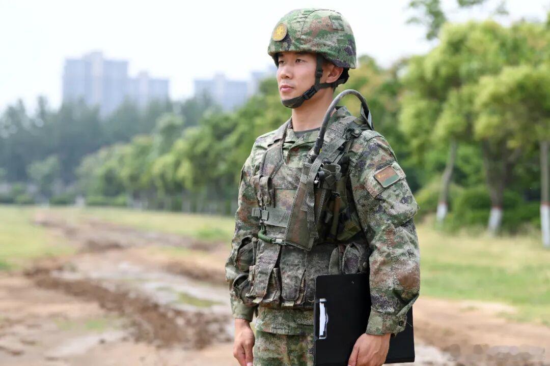 这身看着还不错吕立勋，陆军第83集团军某旅的一名连长，入伍12年他荣立三等功3次