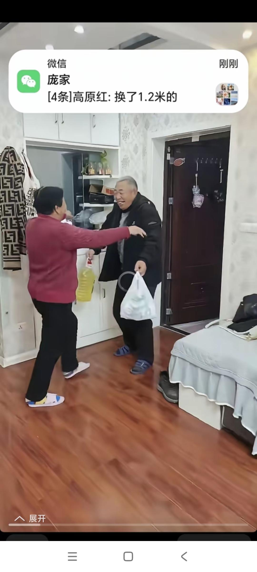 现在这老年人这么开放吗？没看见那儿媳妇就在床边看着吗？这门刚打开，老头儿