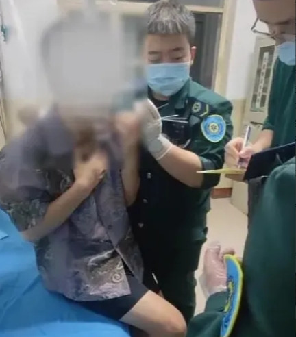 家人们谁懂啊！凌晨刷到个吓人的事！山西临汾一小伙在烧烤店遭老罪了——俩年轻人吵架