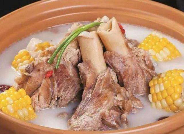 以前炖骨头汤，总觉得要焯水去腥，结果肉又紧又柴，汤还清汤寡水。上个月去表哥家吃饭