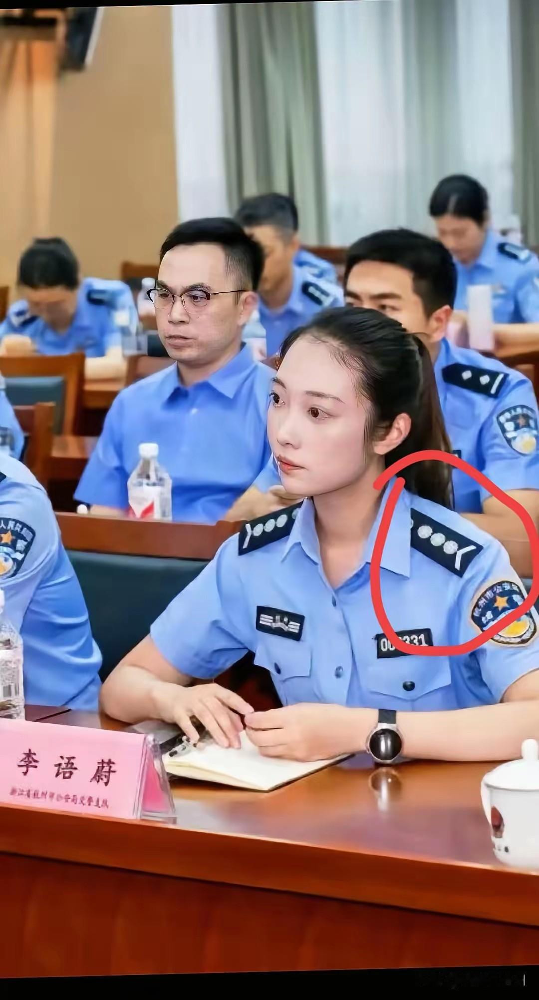 崇拜她的粉丝天天在网上“警官、警官”的喊个不停，想不到她不是警官是辅警！可能也会