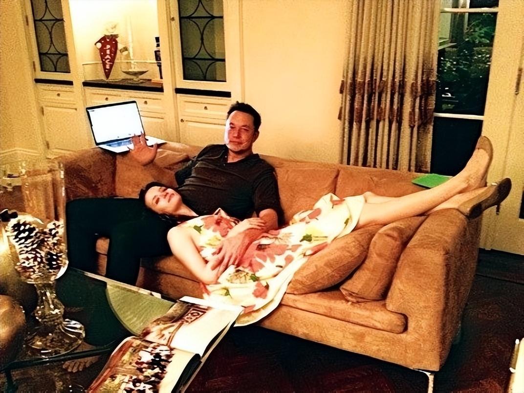 这个年代，很多人的新欢不过是别人的旧爱。比如马斯克前妻，那会她才躺在马斯克大腿上