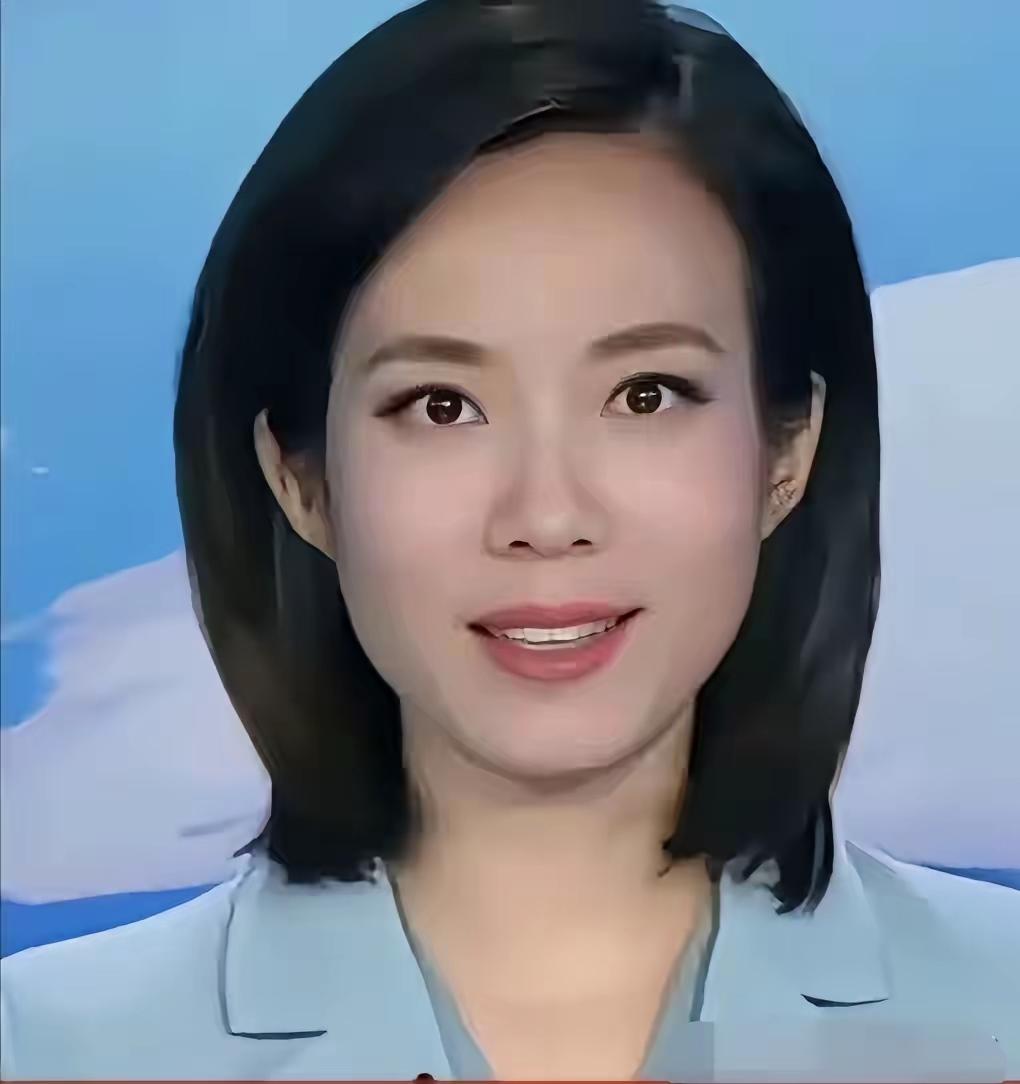 央视又出现了一位美女你们认识吗？她的穿着大方得体，梳着短发造型，就像是神仙下