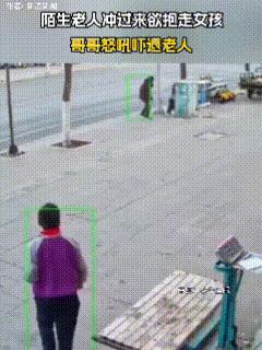 4月1日，宁夏银川，哥哥和妹妹在门外玩耍，就在哥哥已经踏入屋子的一瞬间，马路对面