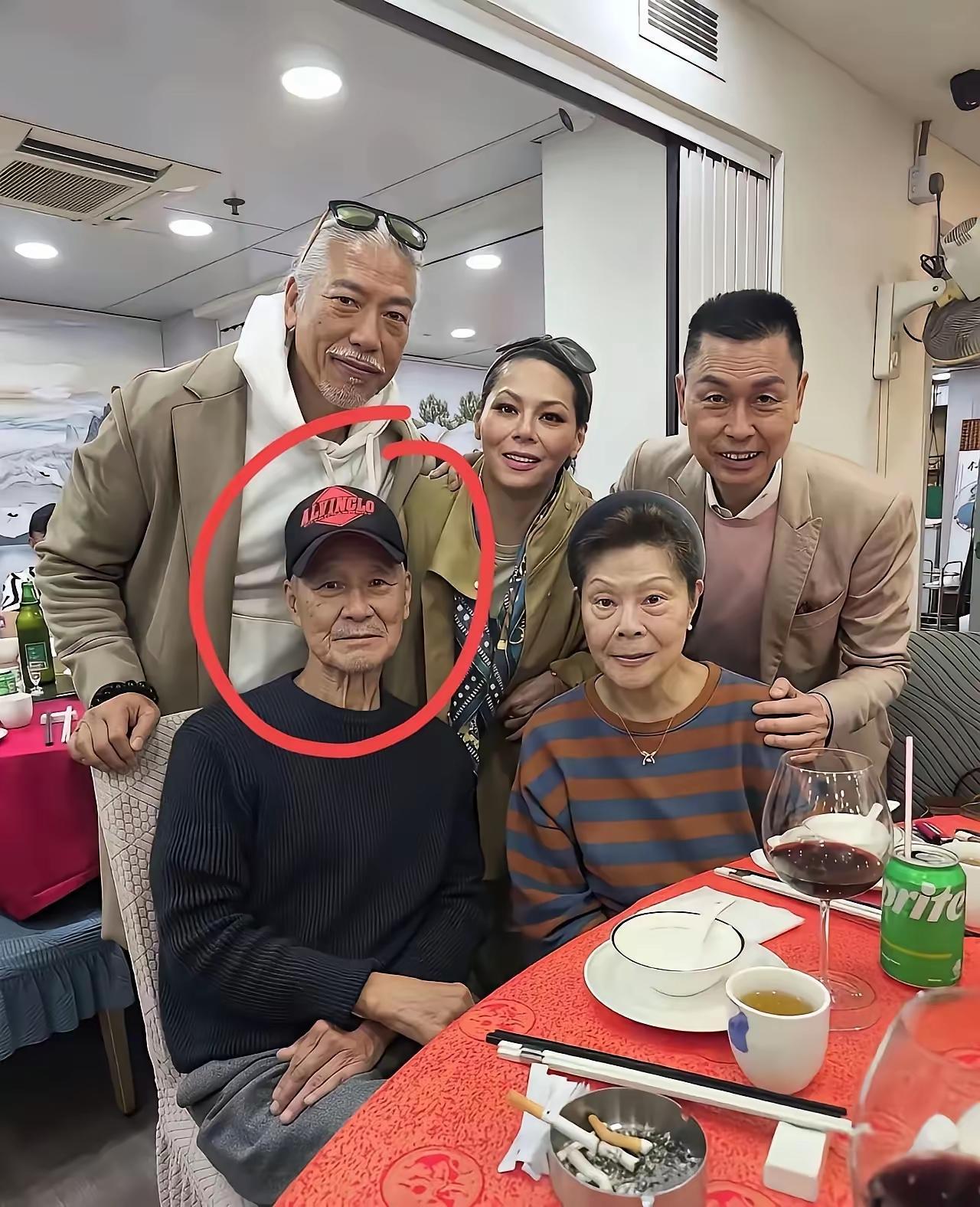 曾经最霸气的男人老了，瘦了好多！当年谁见了他不叫一声大哥啊，太牛了！大家看出来他